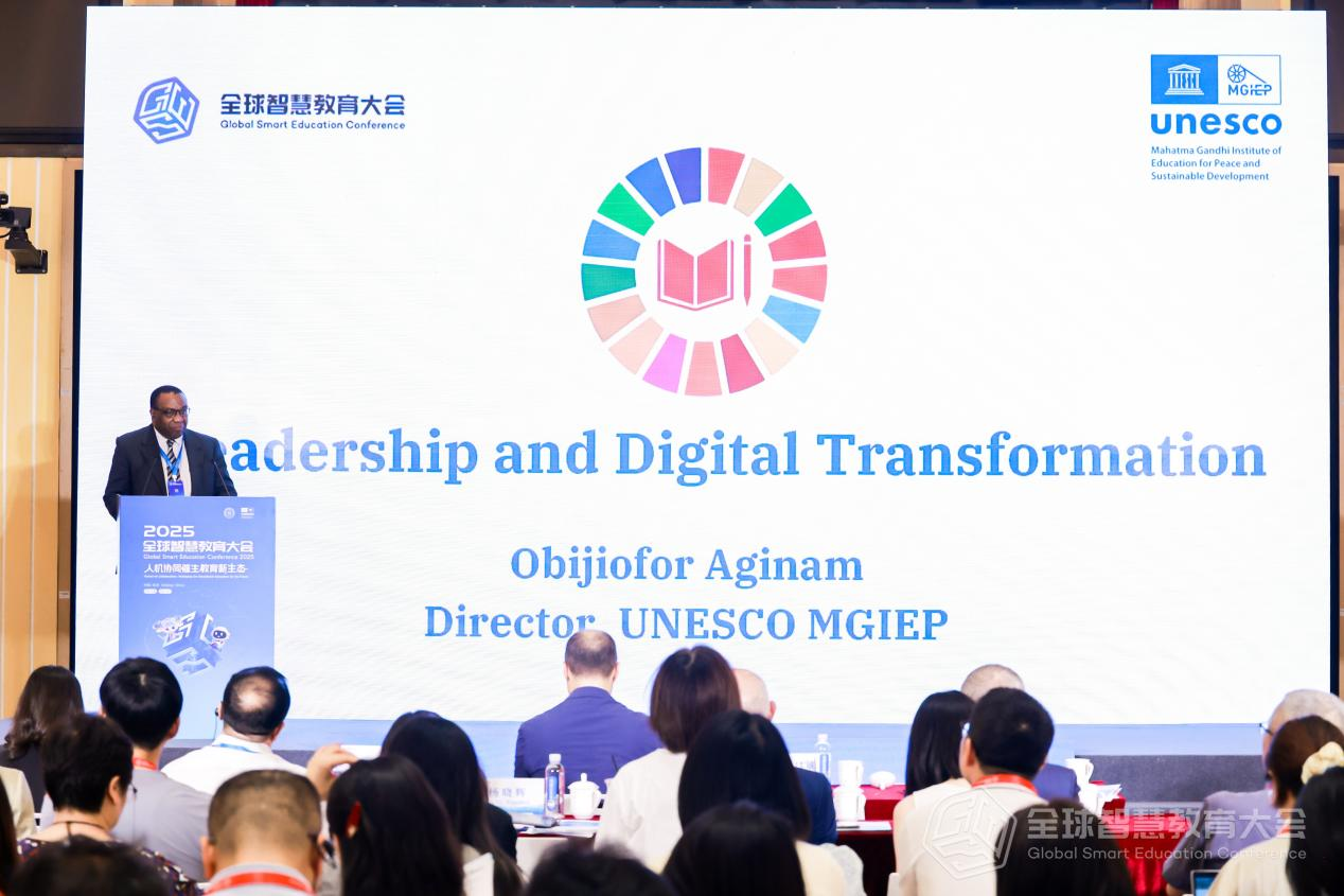 联合国教科文组织圣雄甘地和平与可持续发展教育研究所所长奥比吉奥福·阿吉南（Obijiofor Aginam）