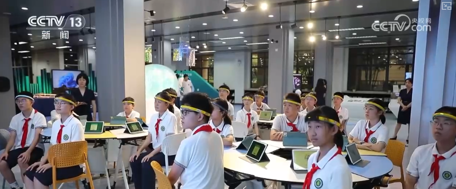 “人工智能+教育”快速铺开 多路径破解中小学AI教育“谁来教”难题_新闻频道_央视网(cctv.com)