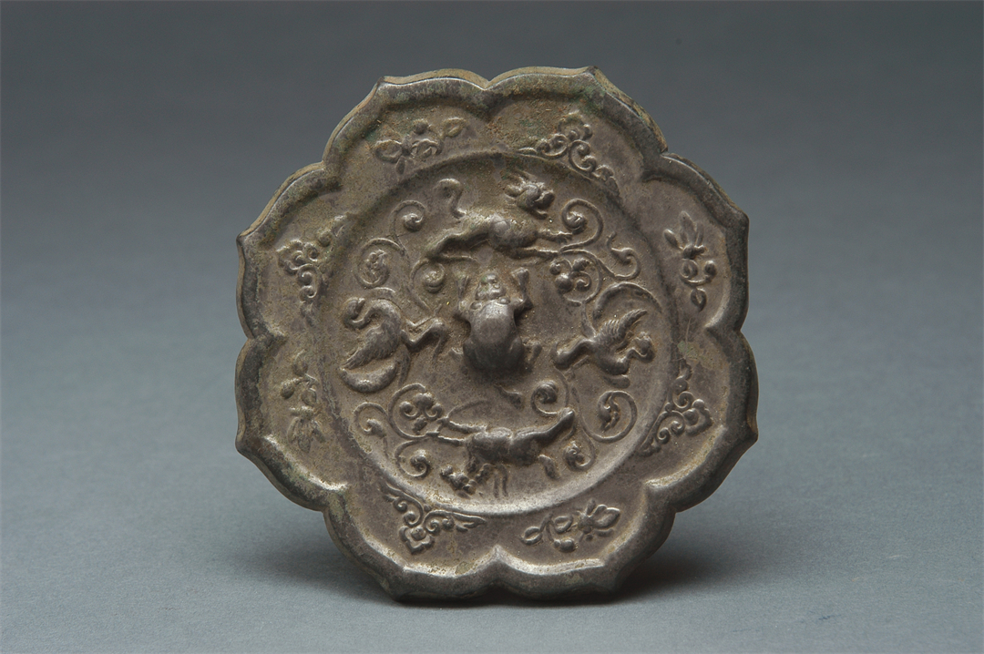 菱花形鸟兽纹铜镜 唐  直径12.6cm 厚0.7cm 新乡市博物馆藏