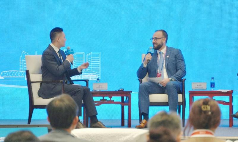 欧加隆中国总裁吴泽发（右一）在“企业看开放”圆桌交流环节发言