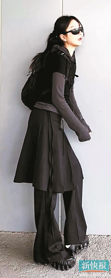 用于内搭的连帽衫应避免选择过于宽松的款式，合身剪裁才能兼顾职场得体性。