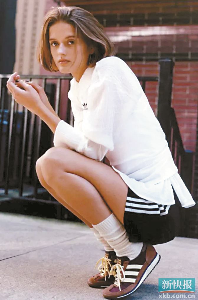 一双薄底运动鞋搭复古短裙或运动裤，秒穿出减龄俏皮时髦感。