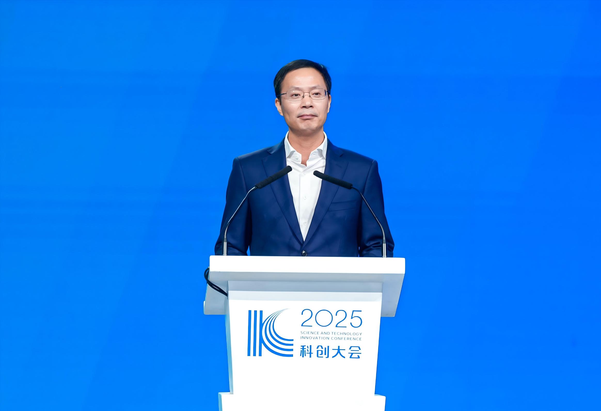 上海市徐汇区委常委、副区长 罗华品