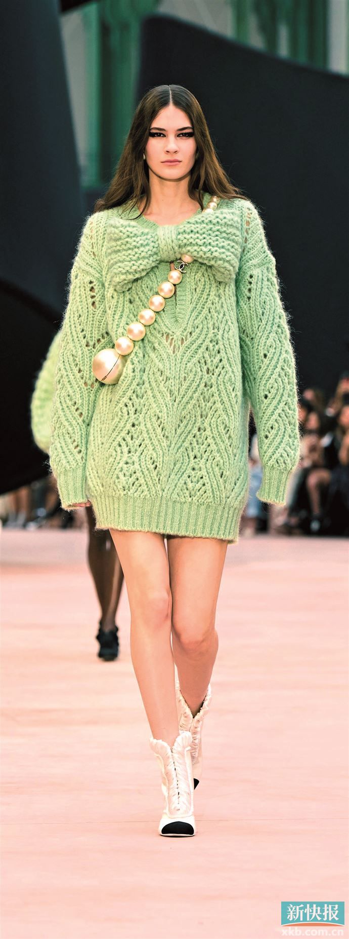 选袖口与下摆用收窄处理的款式优化身材比例，长度控制在盖住臀部一半，搭修身下装实现&ldquo;显高五公分&rdquo;的视觉效果