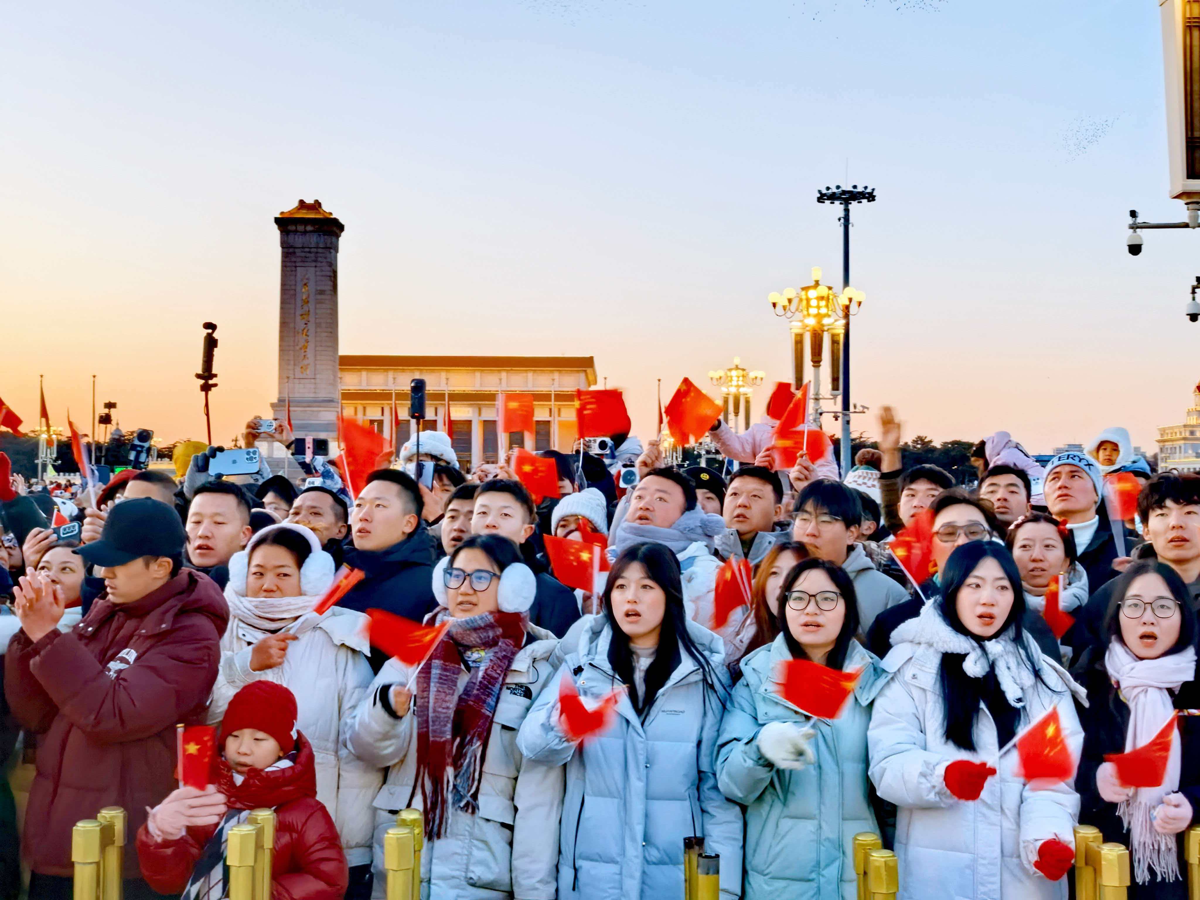 新年第一天，天安门广场上的藏蓝守护_新闻频道_央视网(cctv.com)