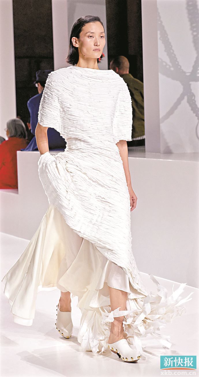 不同明度和肌理的白色单品搭配，营造层次丰富但视觉上整体和谐的造型。