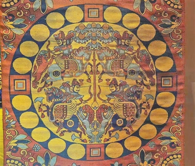 唐代&ldquo;红地联珠团窠四骑士狩猎纹锦&rdquo;（复制件）