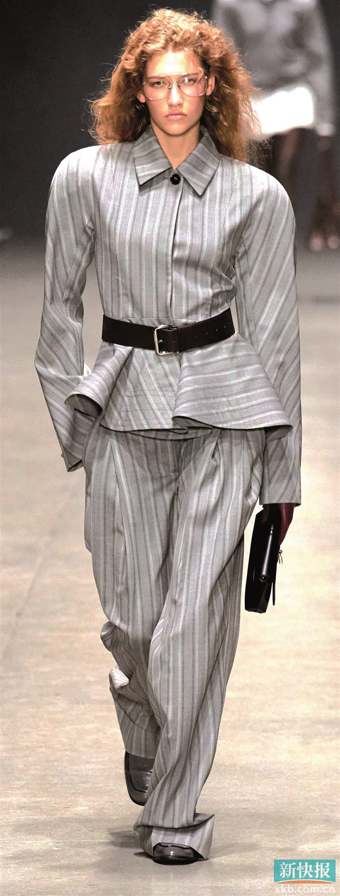 职场中经典套装融入高街风格前卫剪裁，正式感与时髦感兼顾。