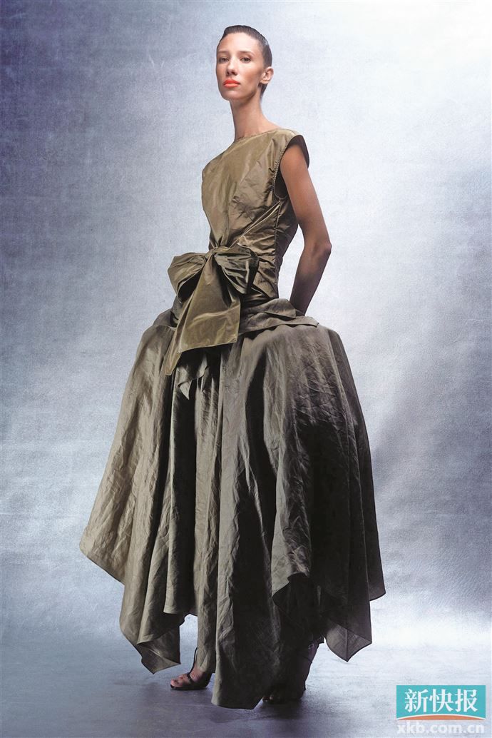 夸张廓形的裙摆与复古裙撑的复兴，为造型注入强烈的戏剧仪式感。