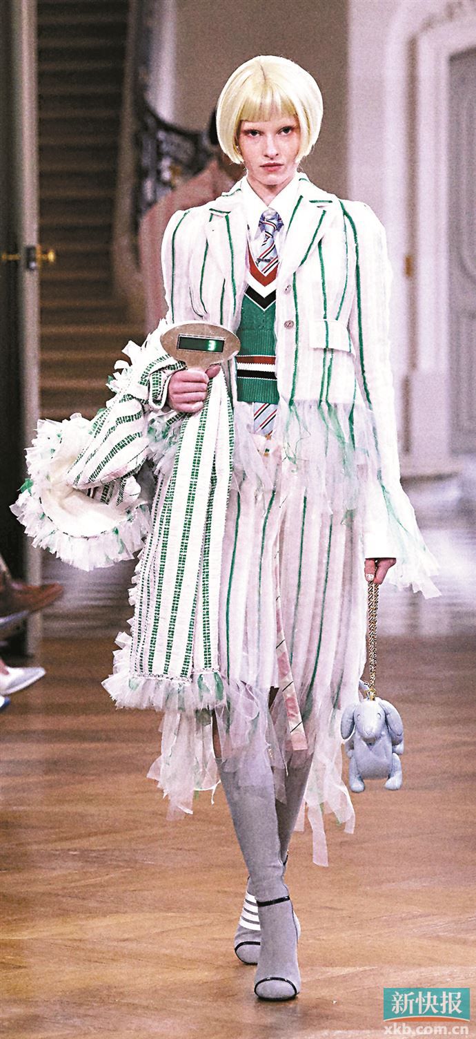 薄纱元素的加入，为整体偏厚重的学院风穿搭注入春夏轻盈质感。