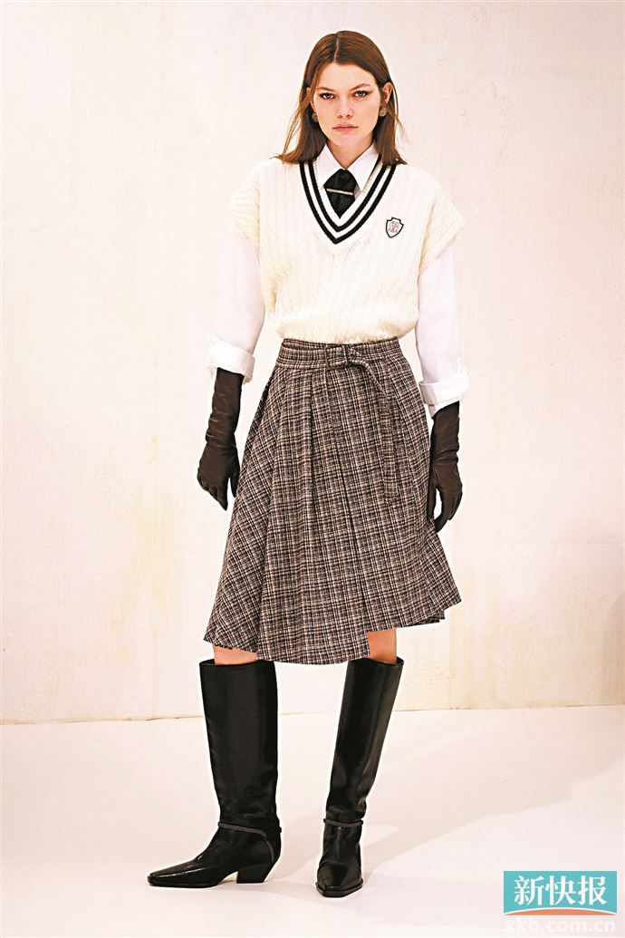 不同元素混搭或会让造型显凌乱，顺色穿搭便是最直接的化解方法，质感反差大也能穿出和谐感。