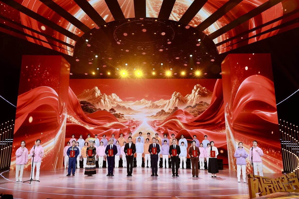 片尾曲合唱：《有 我》  演唱者：&ldquo;最美高校毕业生&rdquo;及中央音乐学院 学生