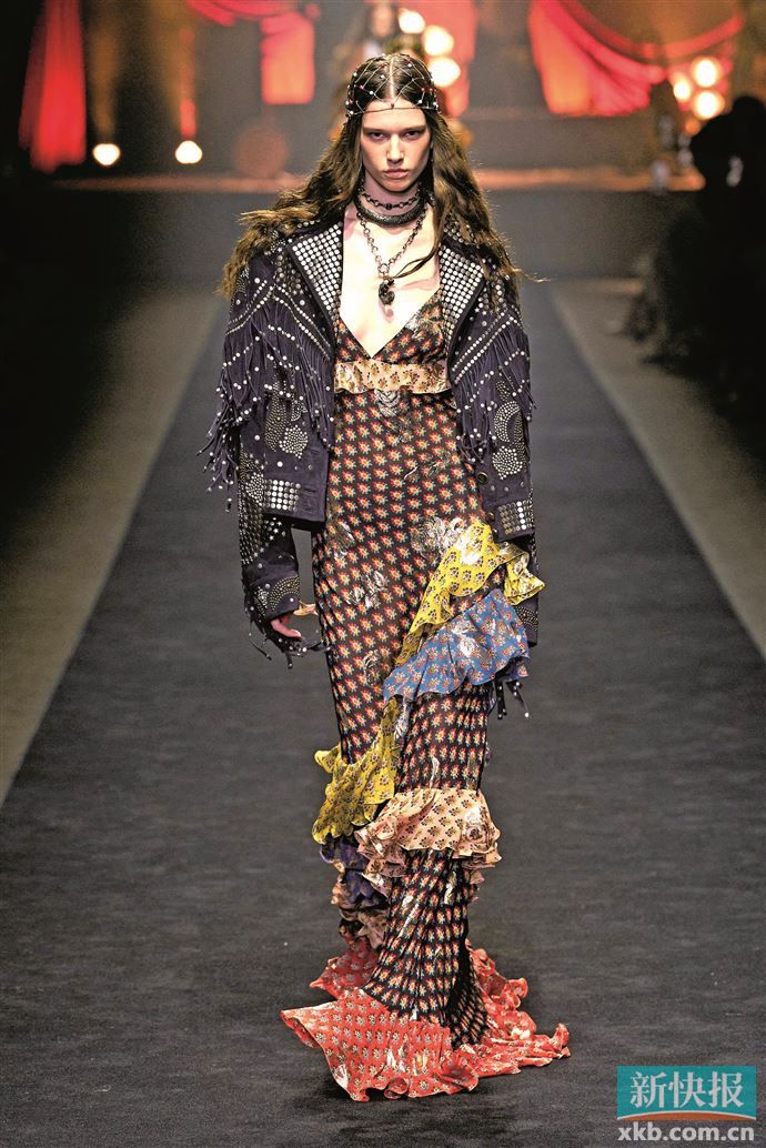 以皮革与铆钉的硬核平衡印花柔美，打造外刚内柔的层次