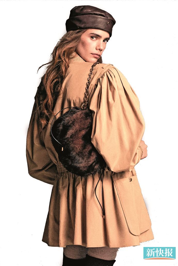 翻折帽檐的圆盒帽更多层次感，既能中和穿搭的随意又更能修饰头型。