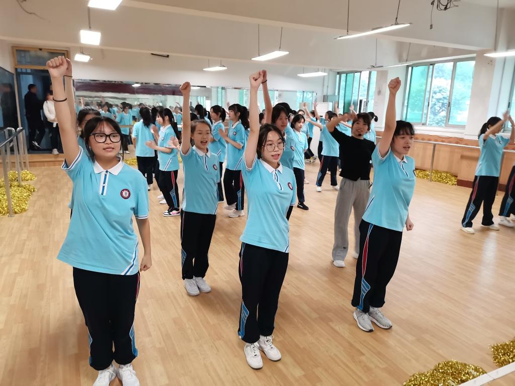 学生们在上健美操课