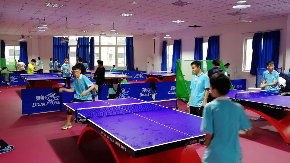 学生们在上乒乓球课