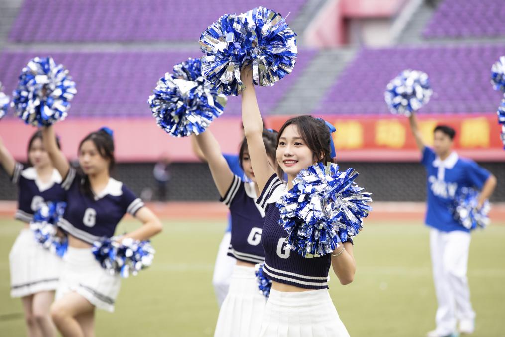 校运会上的足球啦啦操展示