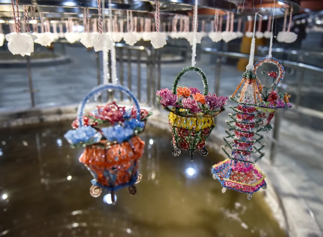 明矾结晶制作工艺品。