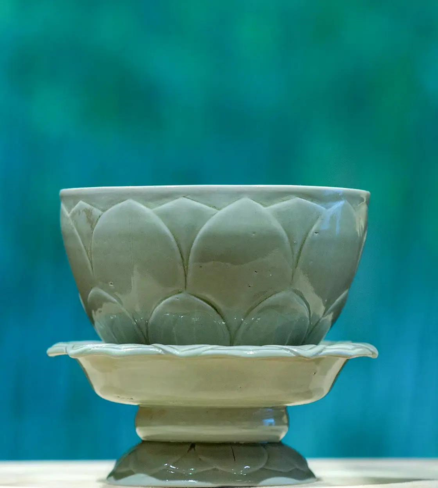 五代秘色瓷莲花碗
