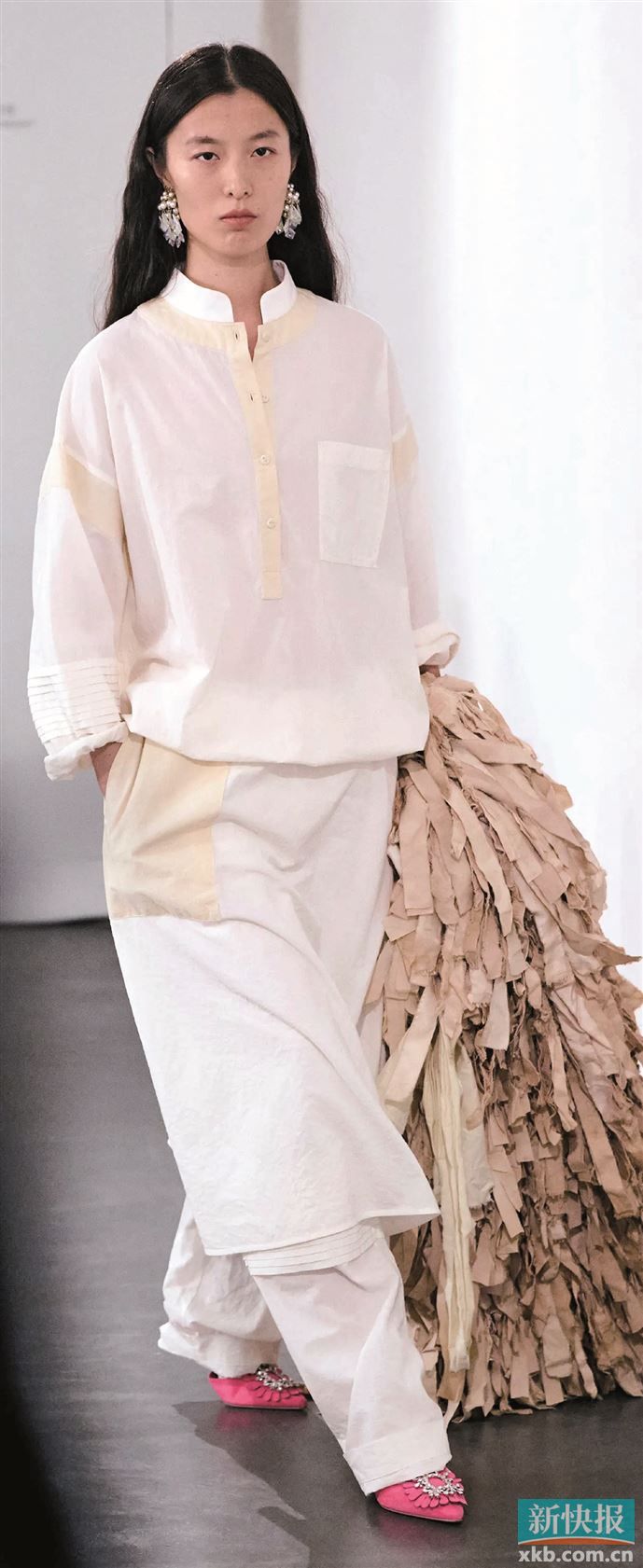 极简新中式将立领改良得更宽松柔和、线条流畅，保留雅致端庄又兼顾穿着舒适度。