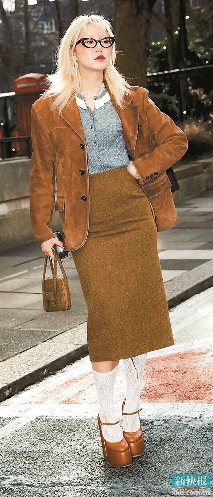 麂皮面料夹克为铅笔中裙注入复古温柔，选同色系裙装更显高级智感。