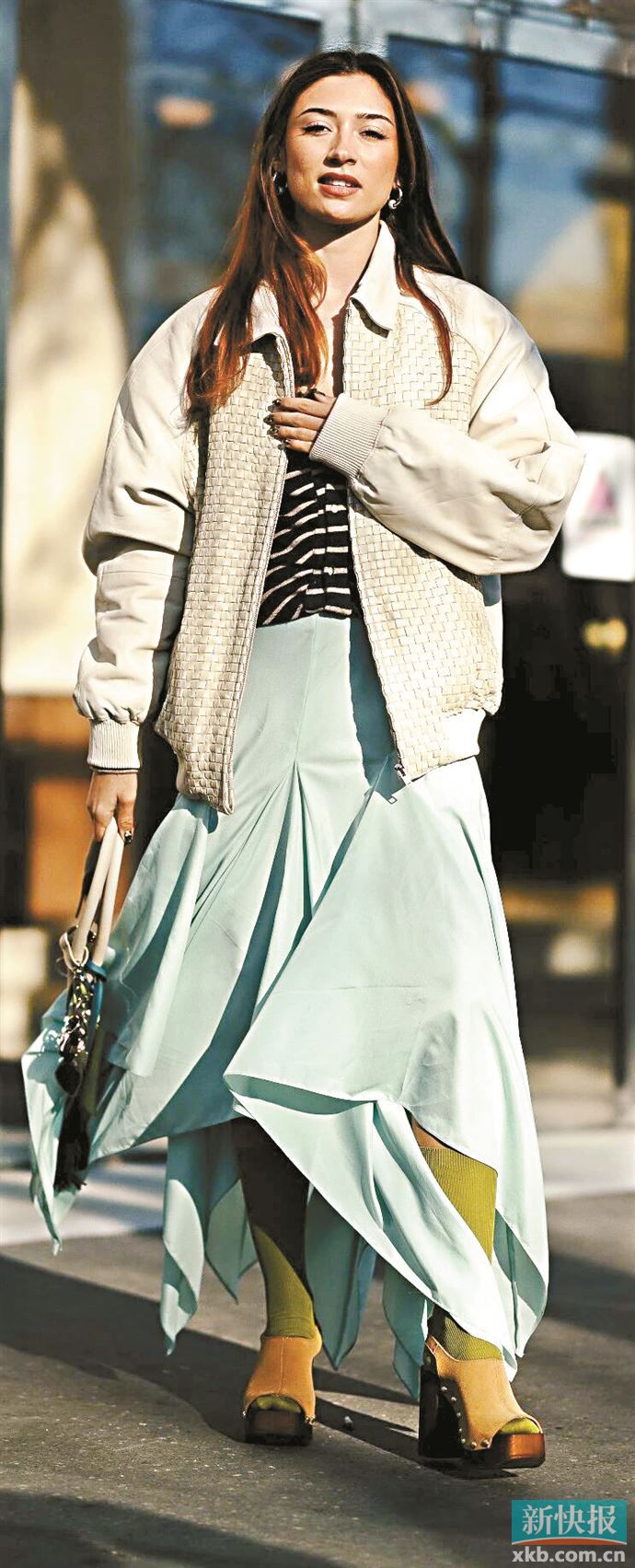 轻盈质感与活力色调结合的飘逸长裙，轻松唤醒对春夏的美好感受。