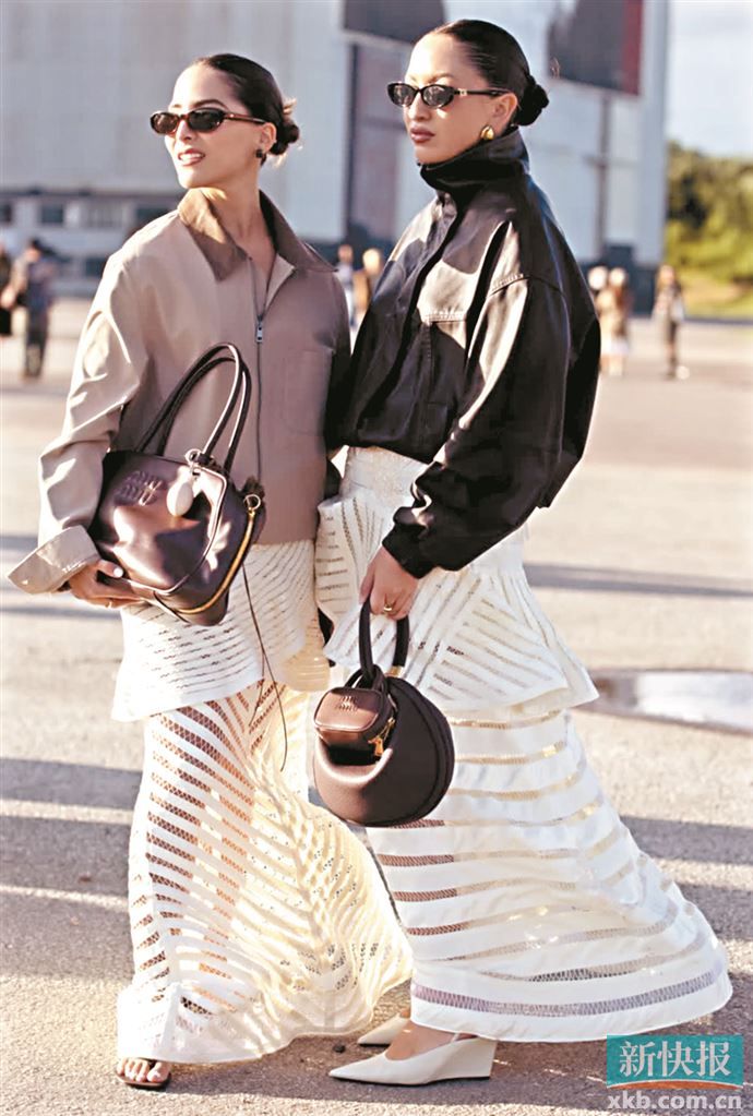 繁复荷叶边与透明感材质及面料的轻盈相互交织，硬朗中和柔美，构成材质与风格碰撞下的优雅飘逸。