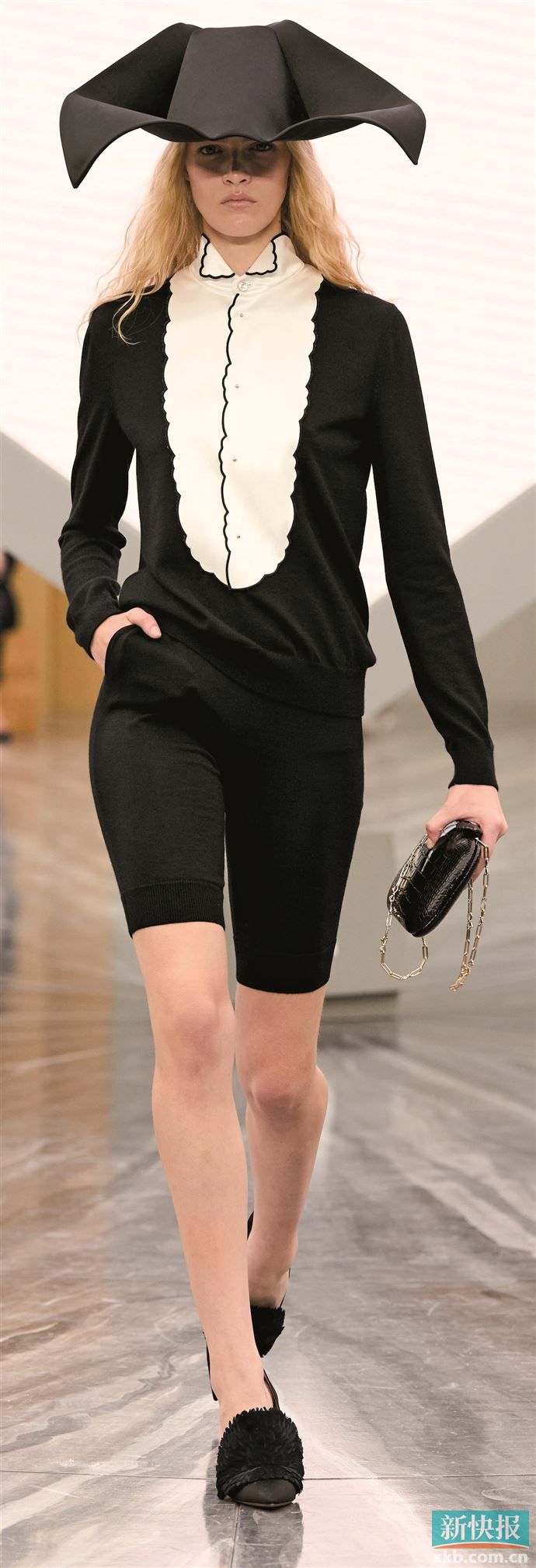 设计师为翼领加入花边元素，在精致优雅的基础上添加俏皮浪漫气质。