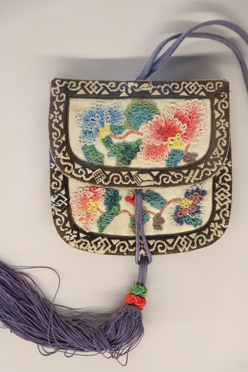 白缎地捻线盘曲堆钉&ldquo;富贵双全&rdquo;花卉纹双面荷包，时代：清晚期至民国，地域、流派：山西