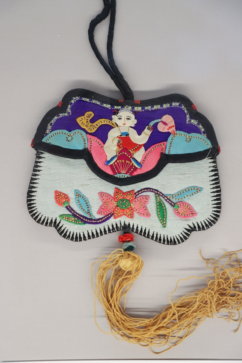 贴布绣&ldquo;莲里坐娃、莲生贵子&rdquo;变形蝶形双面荷包，时代：清晚期至民国，地域、流派：山、陕地区