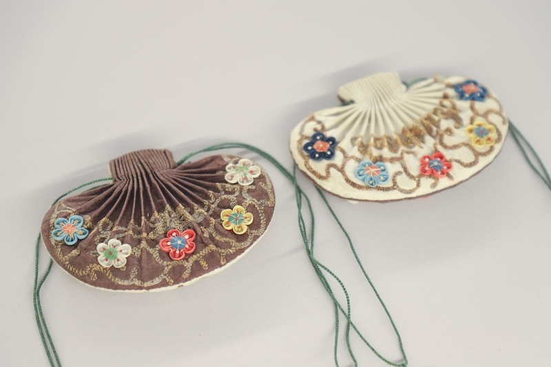 异色缎地补花盘银&ldquo;五福临门&rdquo;梅花纹腰圆形双面钱荷包，时代：清晚期，地域、流派：山西