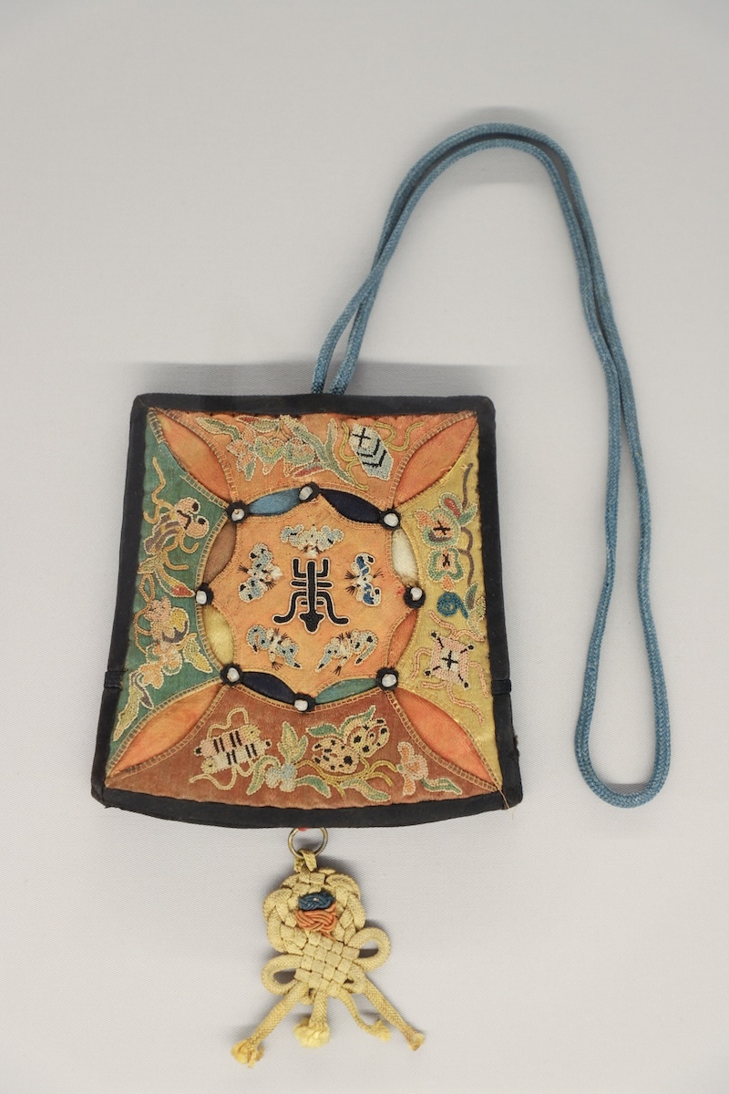 百衲拼绣钉珠&ldquo;五福捧寿&rdquo;双面方荷包，时代：清晚期，地域、流派：北京