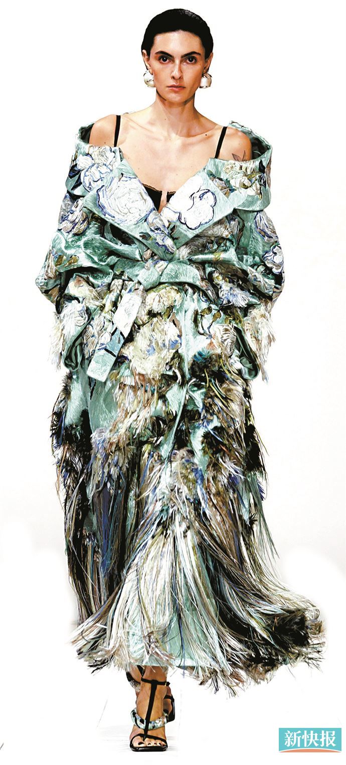 搭配时需注意&ldquo;柔与硬&rdquo;平衡，硬挺西装面料就搭柔软羽毛、流苏，让造型既有柔又有力。