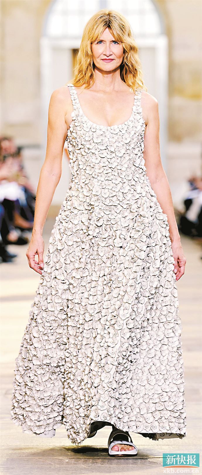 装饰物层叠的个性感虽强，也容易令造型显繁复厚重，可适当露肤及配饰的简繁搭配。