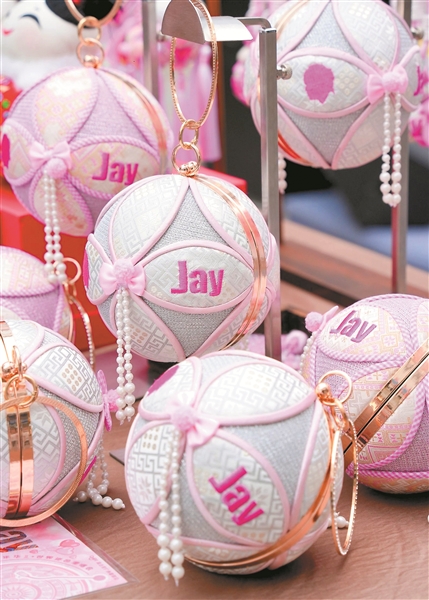 甜甜的绣球包&mdash;&mdash;周杰伦演唱会应援文创。广西云-广西日报记者吴晓雨/摄