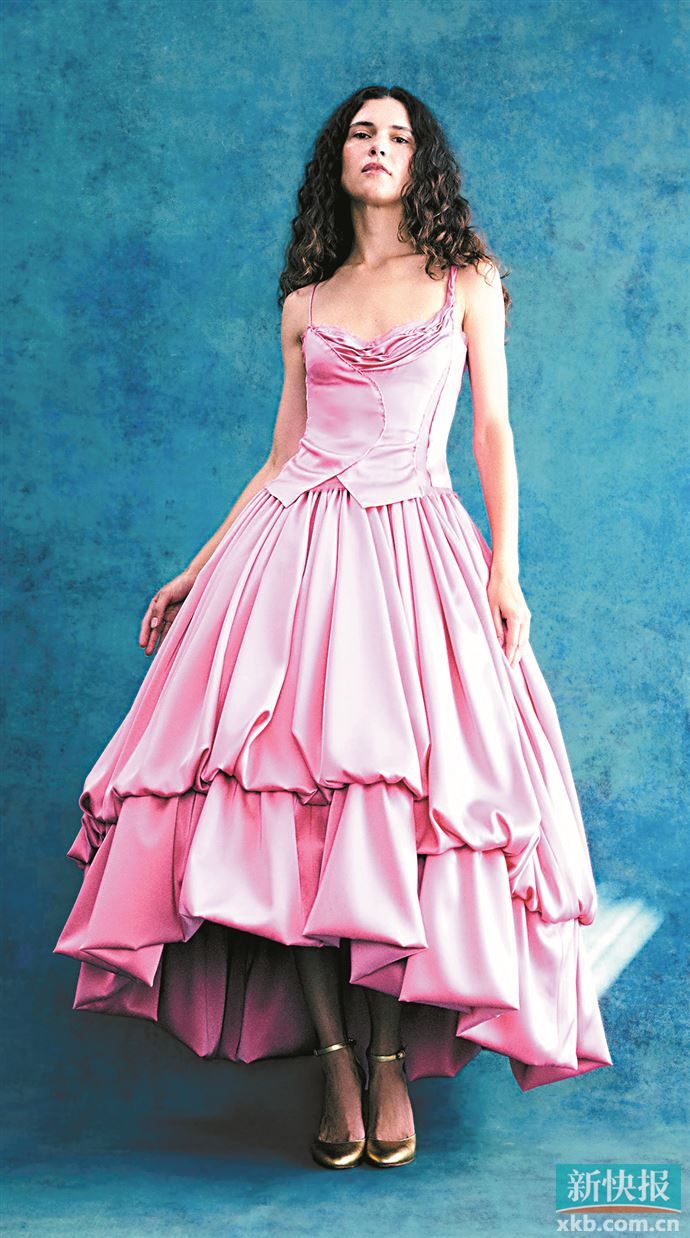 多层堆叠泡泡裙益发强化复古与华丽，让整体造型尽显浪漫。