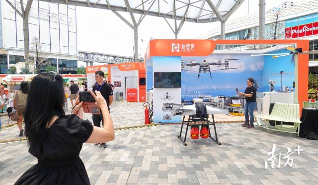 中山智造产品在马来西亚吉隆坡展出，不少市民在参观拍照。 南方+ 李姗恒 拍摄