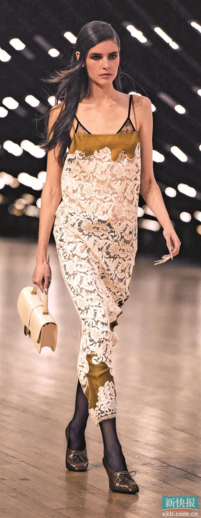 宽松的直筒蕾丝连衣裙弱化腰线的硬朗廓形，搭精致蕾丝领口与袖口简约大气，更显高级松弛