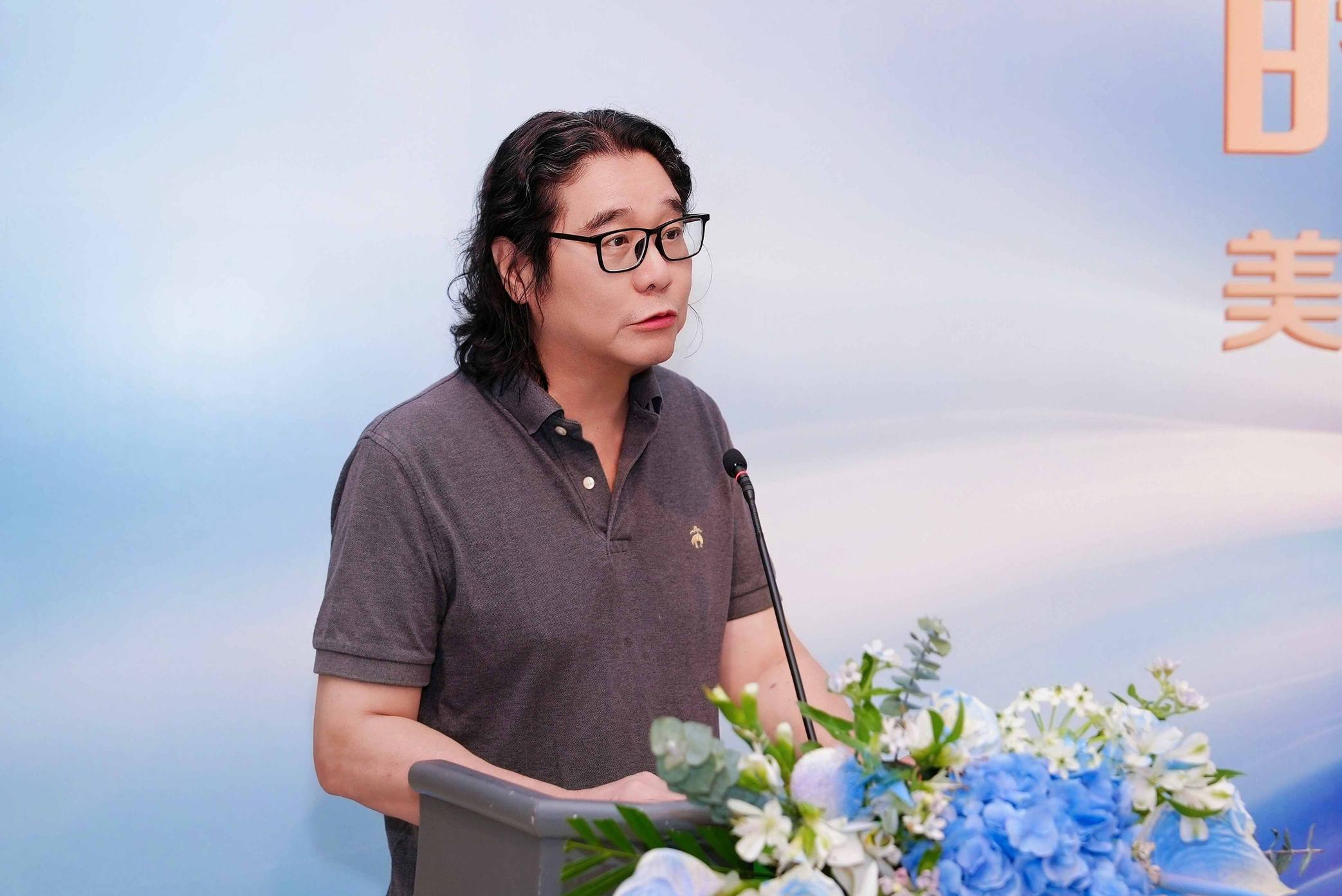 陈向兵主持开幕式 