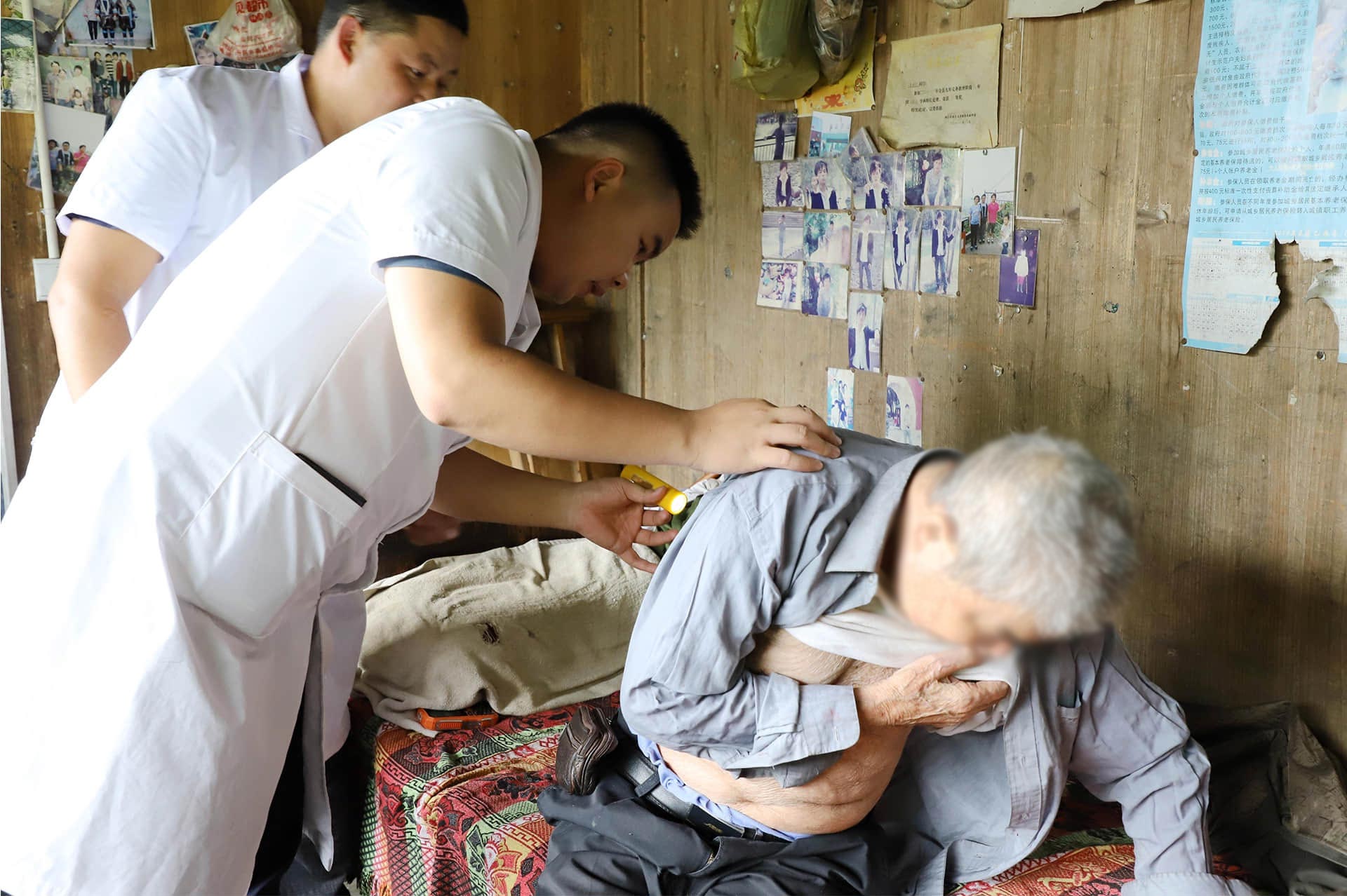 2015屆定向醫學生廣西壯族自治區柳州市融水苗族自治縣桿洞鄉中心衞生院副院長梁駒為村民提供衞生健康服務。